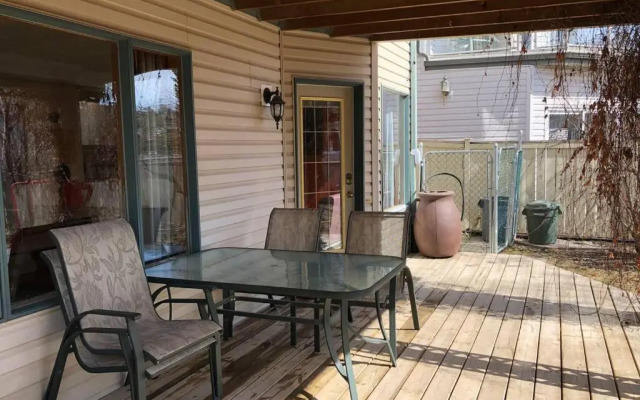 Sunny & Cozy Suite with Pool & Ping Pong table