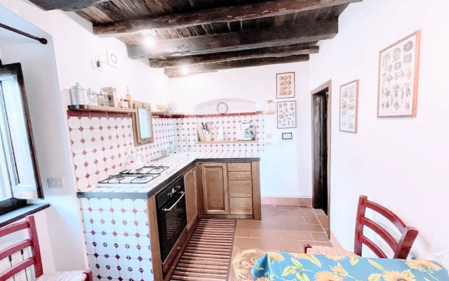 Vicolo - Sleeps 5 With air Con, Wifi, Balcony for Dining and Pool