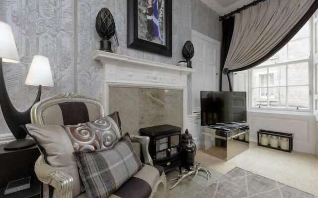 Thistle Street Luxury Apt in the Heart of the City