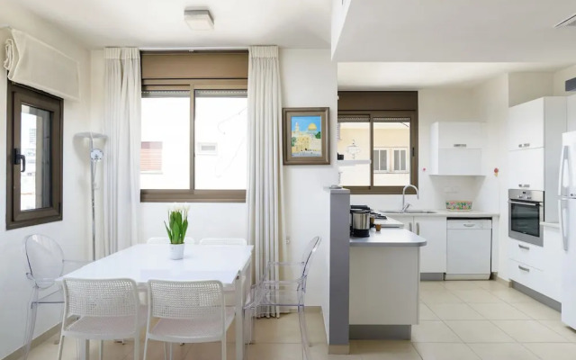 Comfy & Terrace neear Beach by FeelHome