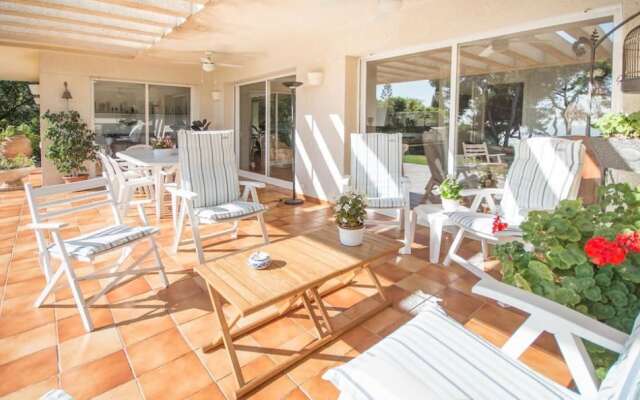 Villa Cossis Beach TVL 32