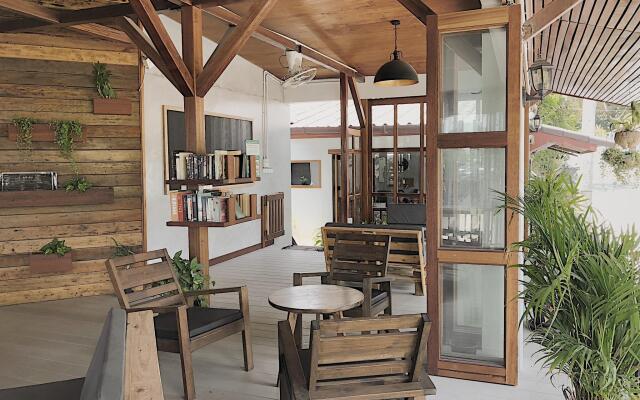 The Reef Hotel & Studios