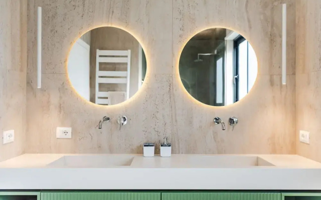 Villa Serenity Luxury Lakeside Manor