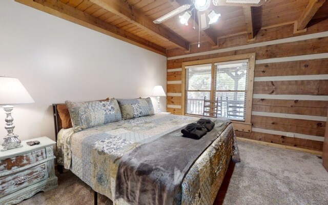 Dogwood Acre 3 Bedroom Cabin by RedAwning