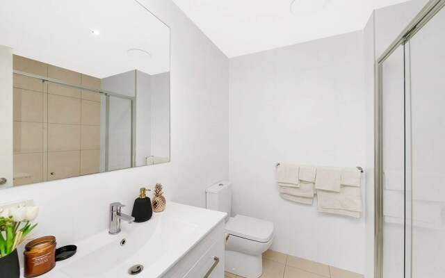 City Central Designer Apartment with Parking