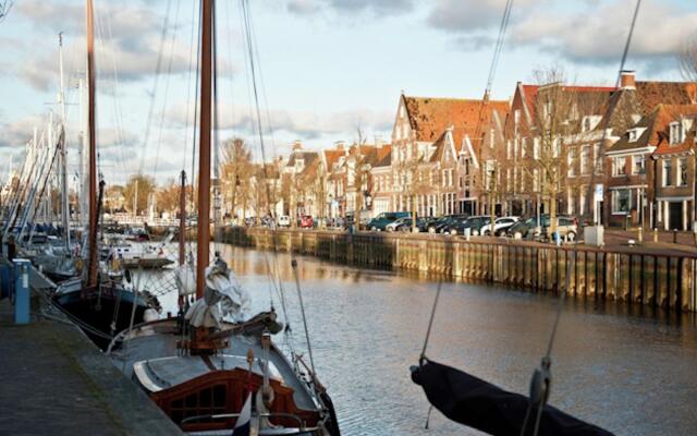 Tidy chalet with a microwave, near the Wadden Sea