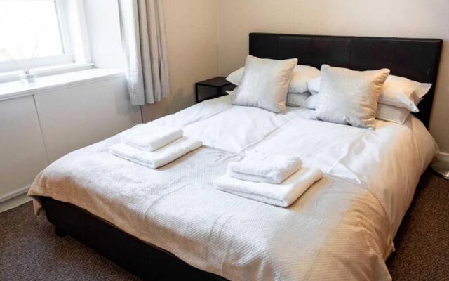 Bright, Spacious West-End Flat, Near University