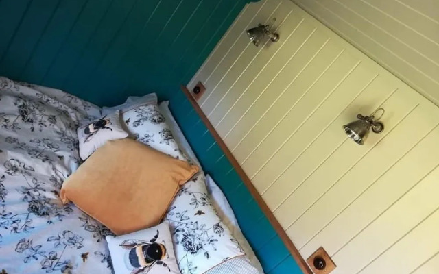 Gaggle Of Geese Pub & Shepherd Huts