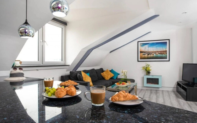 Sandybanks Loft - Penthouse Seaview Apartment on Promenade, Torquay