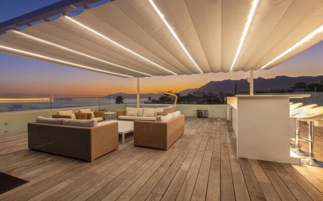 Villa first line beach, 6 bedrooms, private pool, Costabella, Marbella