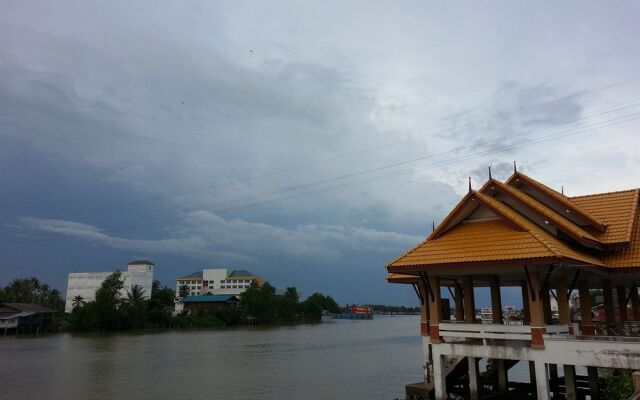 Seaview Riverside.