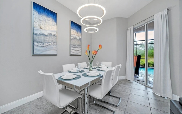 Vibrant Townhome w Private Pool, near Disney