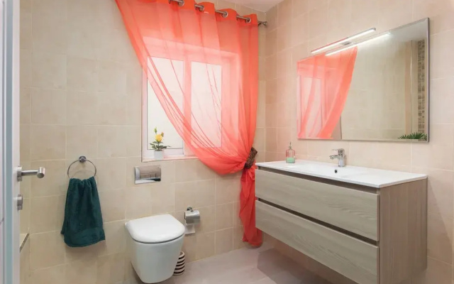 Luxury 3BR APT with Terrace & Views