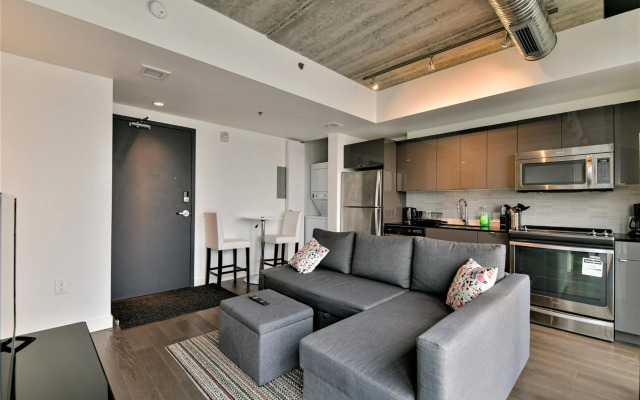 Cozy Skyline Entire Condo in Downtown, Across MTS