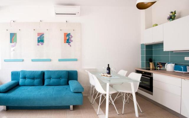 IBIS Your Cosy Oasis With Private Parking and Patio