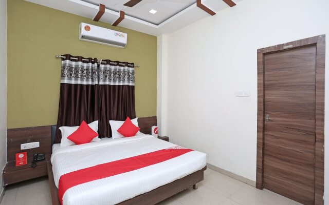 OYO 12376 Hotel Dhanraj