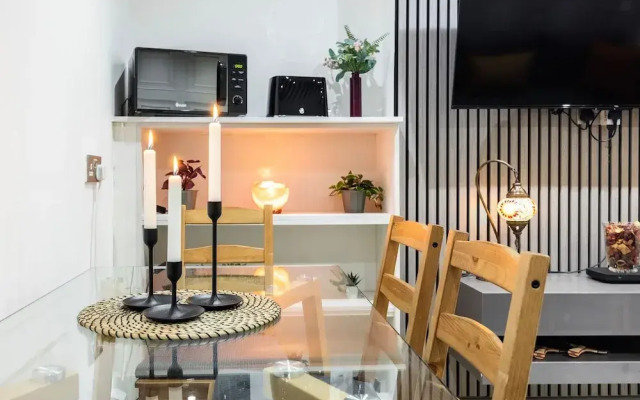 3 Bedroom Apartment by River Thames