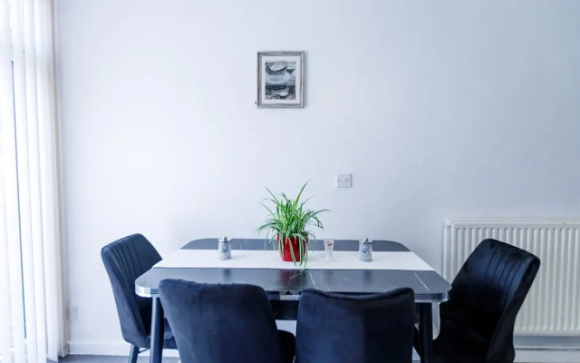 Inviting 3-bed House in London, Stay up to 6