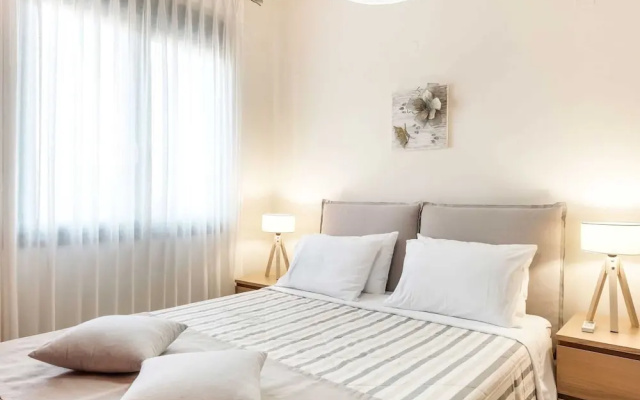 Beautiful Villa in Adelianos Kampos With Pool