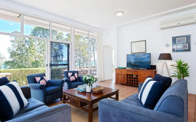 'Corlette Waterfront', 2/44 Danalene Parade - Waterfront Luxury, WIFI, Aircon, Boat Parking – Guest Rooms – Corlette