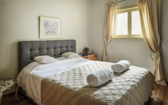 Homey Sea-Side Apartment by Sea N' Rent