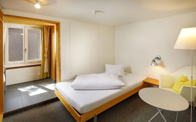 Hirschen Guesthouse - Village Hotel