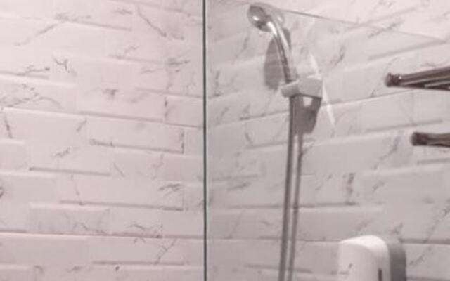 RedDoorz Plus @ Doorman Guest House