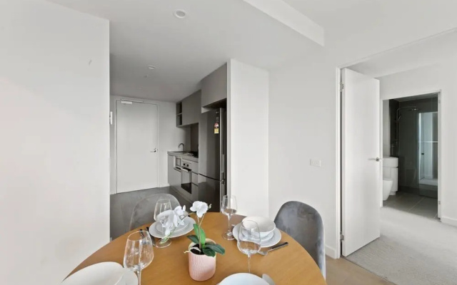 A Chic 2BR Apt Near Melbourne CBD w/ Free Parking – Guest Rooms – Melbourne