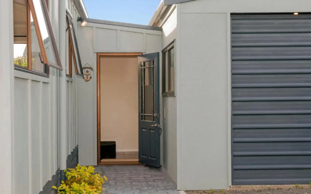 Beach Central - Whangamata Holiday Home