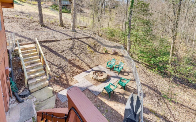 Pet-friendly Hiawassee Cabin w/ Lake Views & Sauna