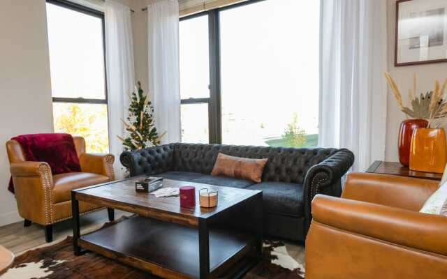 HOLT - Modern, Newly Renovated 2BR in Willits Town Center