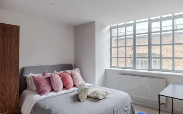 The Eyre Suite Four - Farringdon - by Frankie