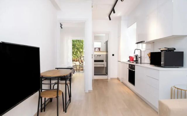 Stylish Apartment in Glyfada with Outdoor Patio