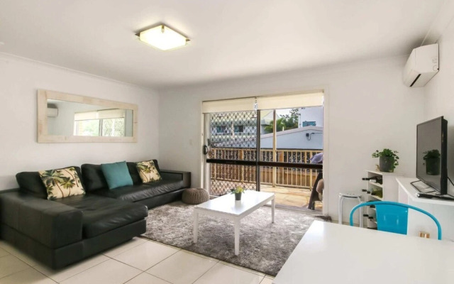 Contemporary 2 Bedroom Beachfront Apartment