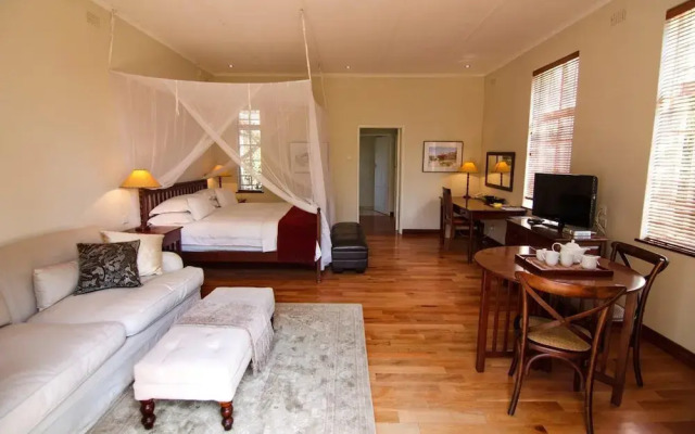 Chic Studio Nestled in Lovely Garden and Pool-2254