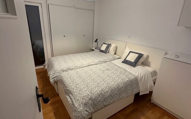 Luxurious 2-bed Seaside Apartment in Saronida
