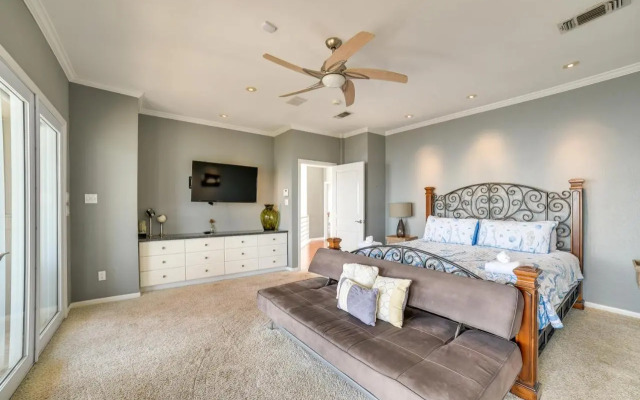 Oceanfront Galveston Beach House: Steps to Sand!