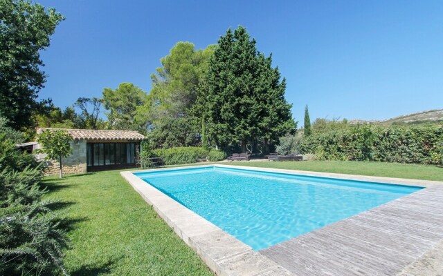 Villa With 4 Bedrooms in Maussane-les-alpilles, With Wonderful Mountai