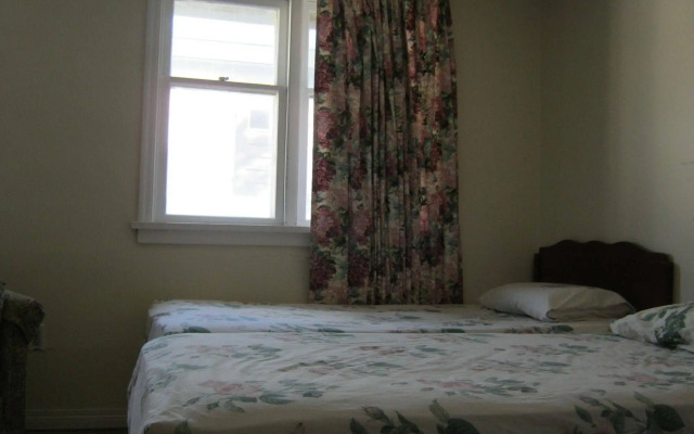 Kelowna Okanagan Lake Hostel