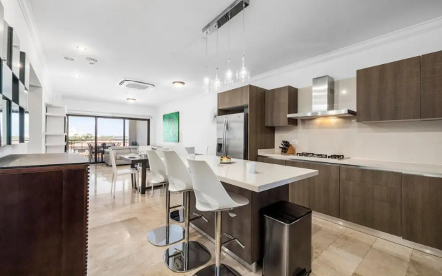 2BR 2BA Condo GYM Pool BBQ