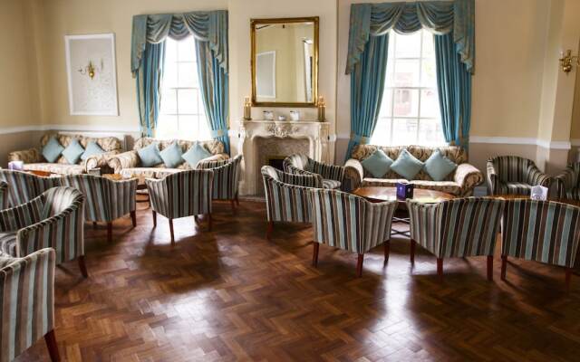 Shaw Hill Hotel Golf And Country Club