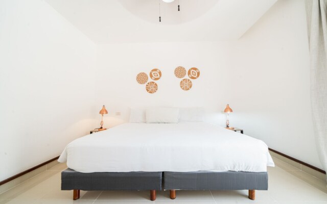 Eek - Condo Near 5th Av. and the Beach