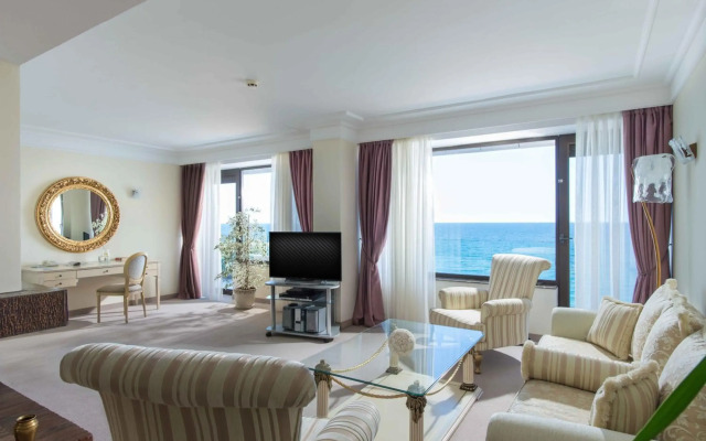 Palace Hotel - Sunny Day Resort