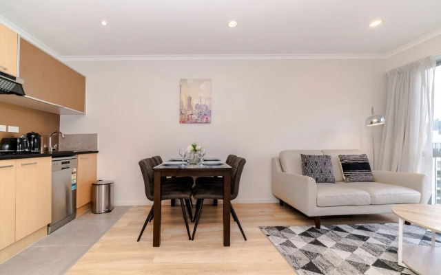 Warm & Cosy Two-Bedroom Apartment in CBD