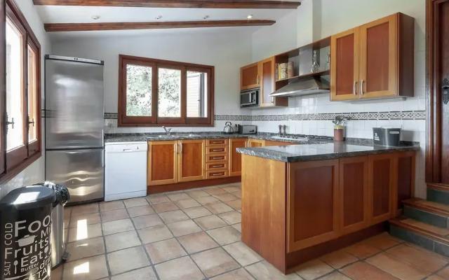 Casabra in Ador With 5 Bedrooms and 3 Bathrooms