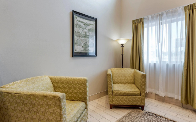 Quality Inn & Suites Evansville Downtown