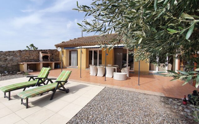 Spacious Villa With Private Swimming Pool in Marseillette