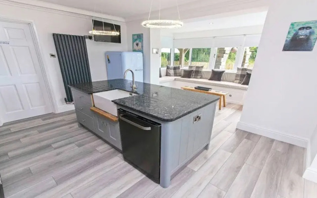 Bag-end House 7 Bedrooms, Sleeps 14, Hot Tub