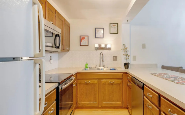 Near Skiing & Lakes: Contemporary Poconos Townhome