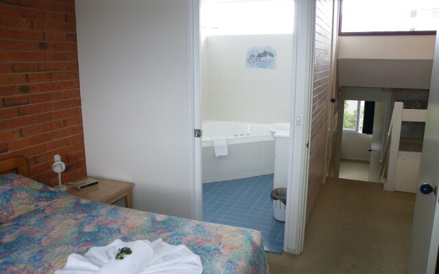 Pacific Heights Holiday Apartments & Munn's Tower House